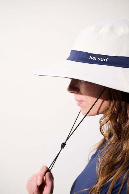 Chapeau de bain anti-UV - Galápagos en blanc et bleu, léger pour femme, protection solaire UPF 50+.