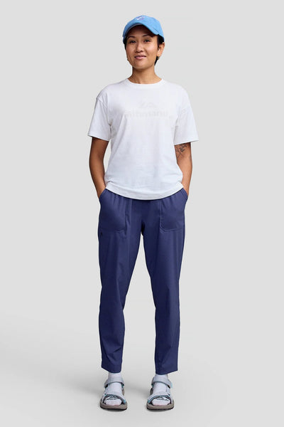 Femme portant un pantalon anti-UV Miro marine UPF 50+ et un t-shirt, idéal pour les activités outdoors.