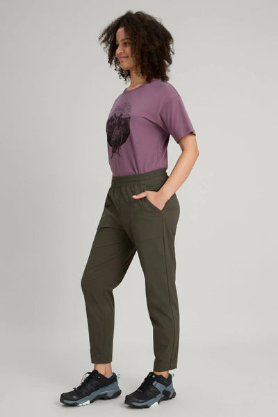 Femme portant un pantalon anti-UV Miro, léger et confortable, idéal pour les activités de plein air.