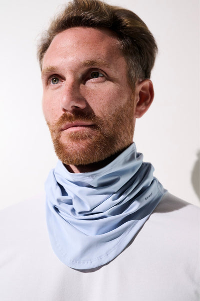 Tour de cou anti-UV bleu léger pour homme, offrant protection solaire UPF 50+, idéal pour les activités extérieures.