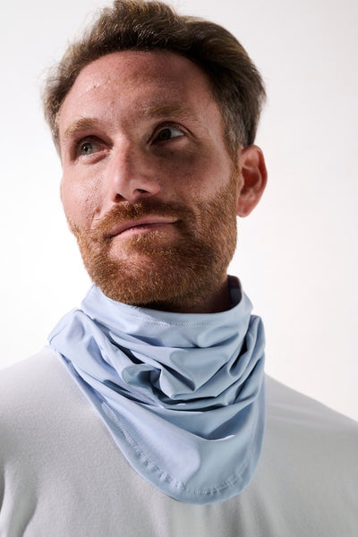 Tour de cou anti-UV - Boston en bleu clair, léger et extensible pour homme, offrant protection solaire UPF 50+.