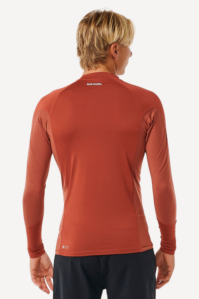T-shirt de bain anti-UV Waves pour homme, couleur rouge, respirant et léger avec protection solaire UPF 50+.