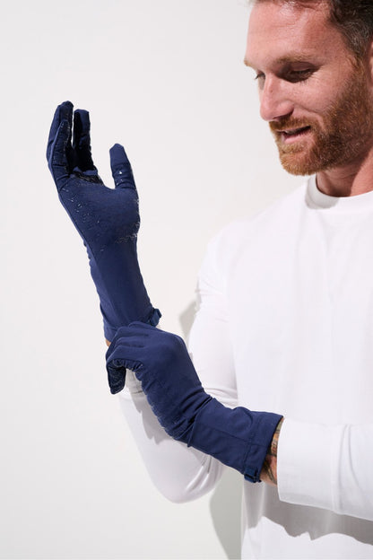 Homme portant des gants anti-UV Mojave navy avec protection UPF 50+, adaptés pour sport et activités en extérieur.