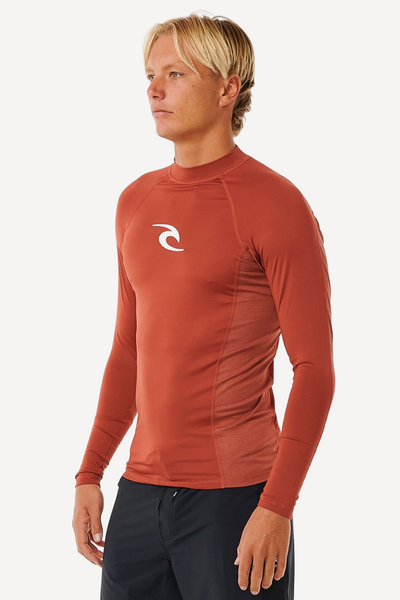 T-shirt de bain anti-UV Waves en rouge, à manches longues, UPF 50+ pour homme, idéal pour le surf et la natation.