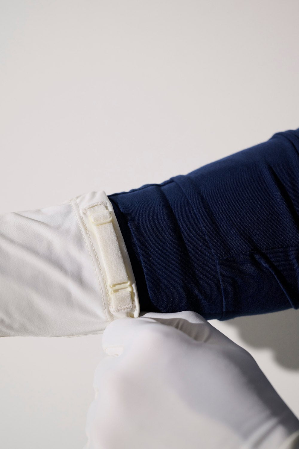 Gants anti-UV - Mojave, en bleu marine et blanc, offrant une protection solaire efficace avec confort.