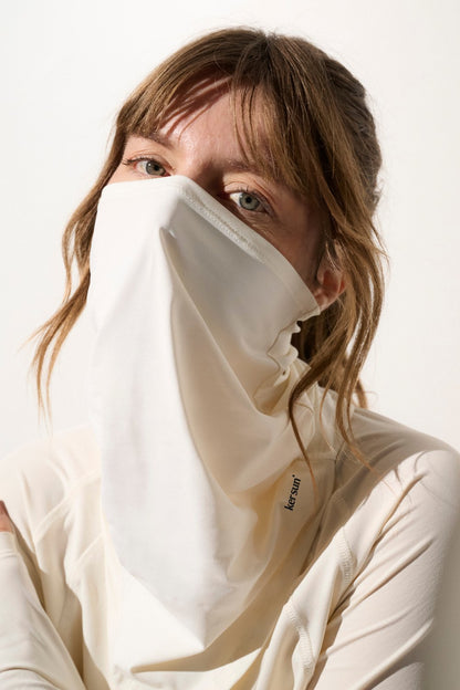 Tour de cou anti-UV blanc UPF 50+ pour femme, idéal pour se protéger du soleil lors d'activités extérieures.