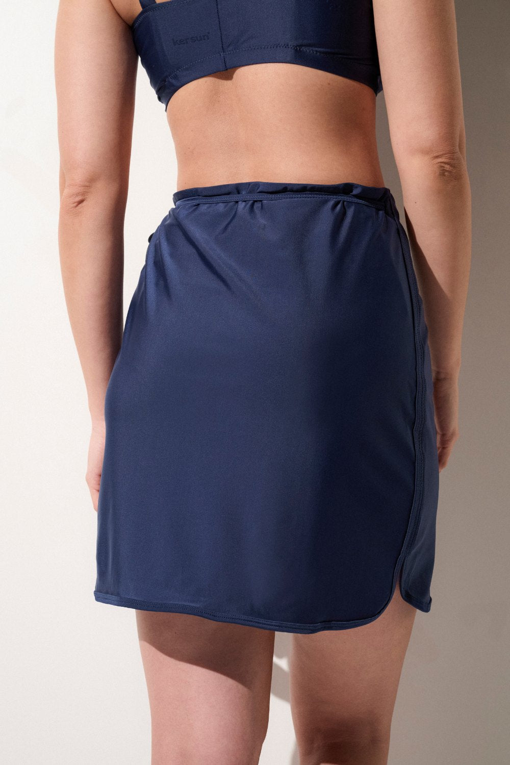 Jupe de bain anti-UV - Capri, en tissu léger bleu marine pour femme, offrant protection solaire UPF 50+.
