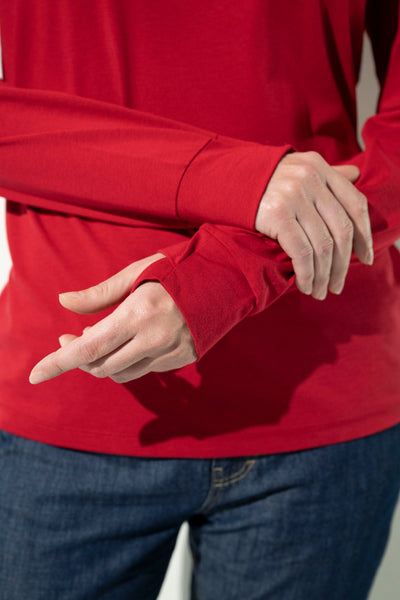 T-shirt anti-UV rouge pour femme, manches longues et confortables, idéal pour une protection solaire quotidienne.