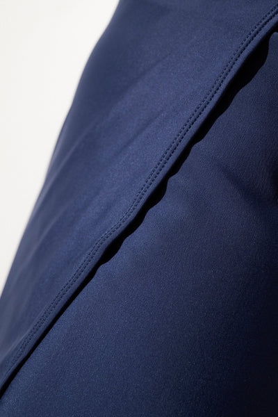 Détail de la jupe de bain anti-UV - Capri en tissu navy, léger et respirant, UPF 50+ pour protection solaire.