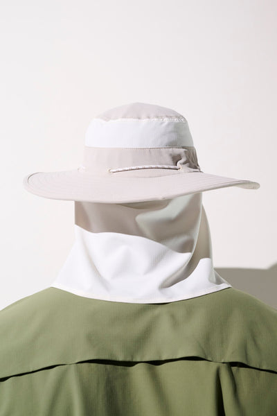 Cache-nuque anti-UV - Gobi, beige et blanc, protection solaire pour adulte, porté sous un chapeau en plein soleil.