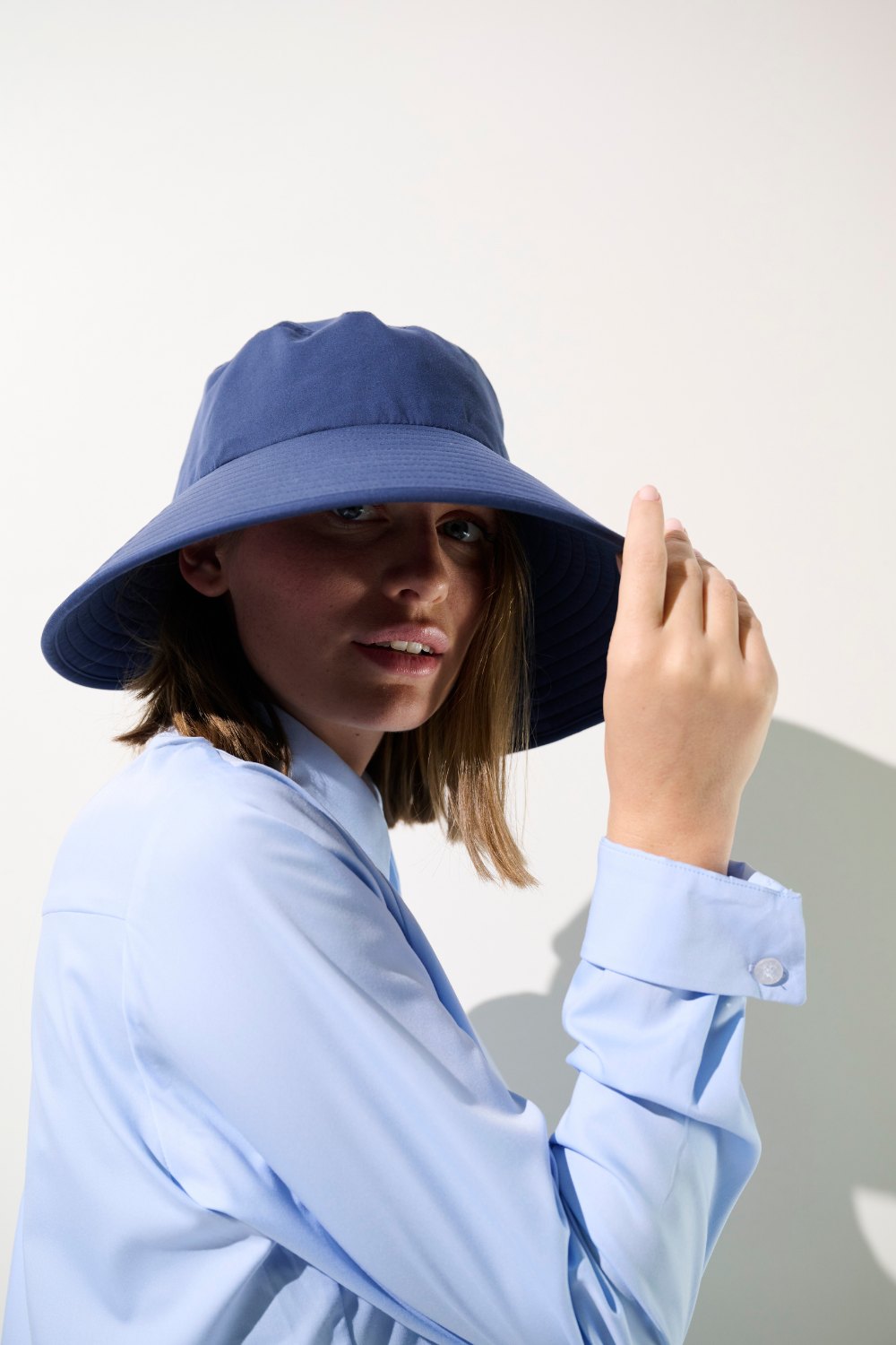 Chapeau anti-UV - Capri bleu pour femme, offrant protection solaire UPF 50+, élégant pour activités extérieures.