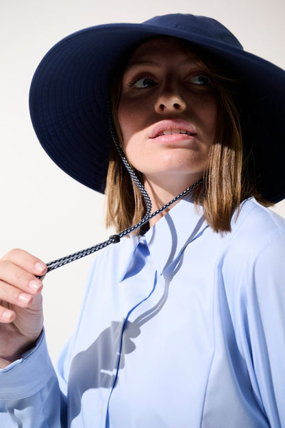 Chapeau anti-UV - Capri bleu marine pour femme, élégant et léger, offrant une protection solaire UPF 50+.
