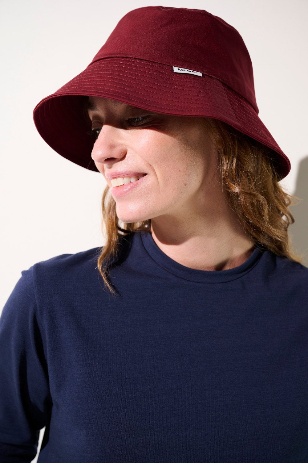 Bob anti-UV - Faro rouge, léger et pratique, offrant protection solaire UPF 50+ pour femme.