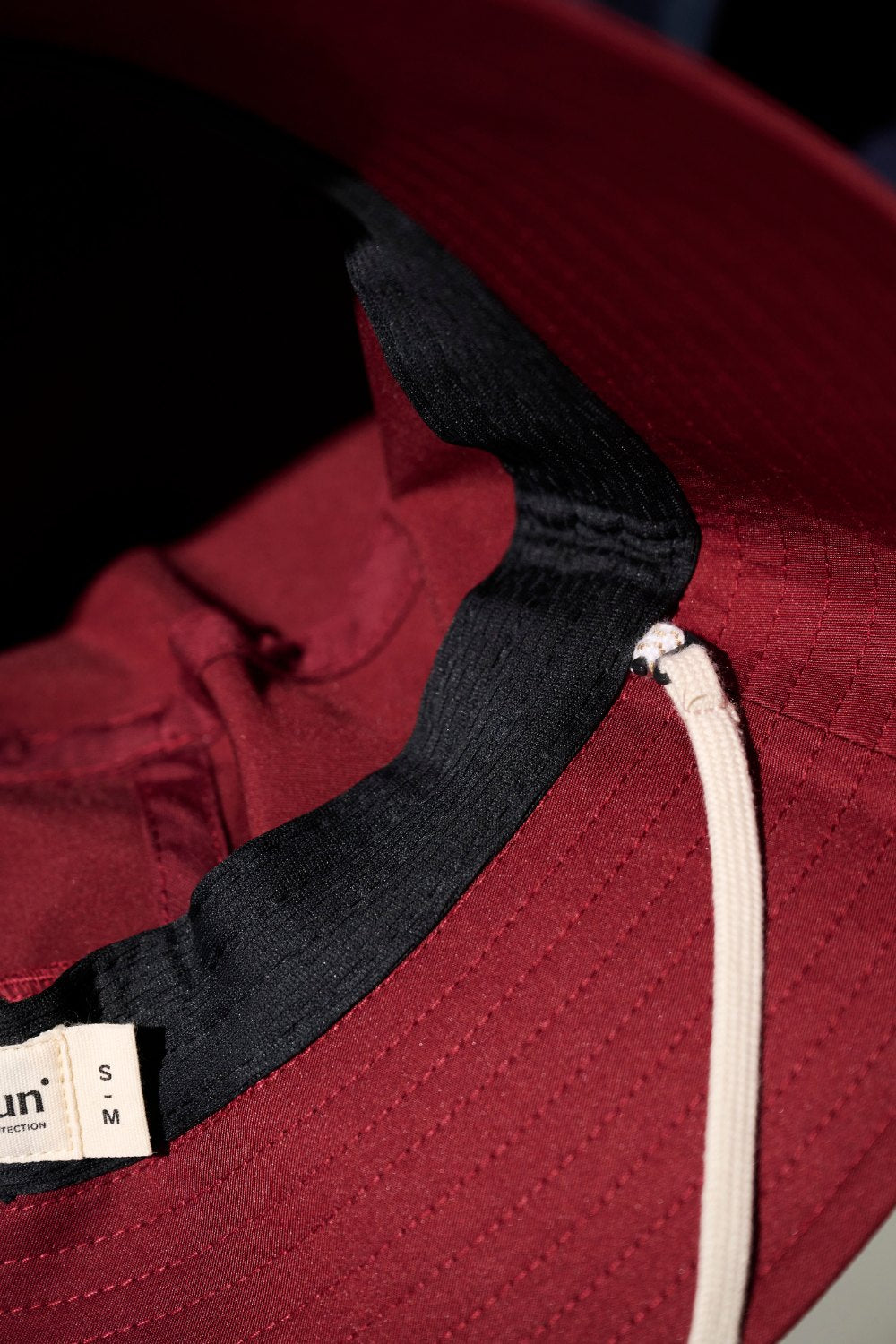 Intérieur du bob anti-UV - Faro Ker Sun en rouge bordeaux, léger et pratique pour la protection solaire.