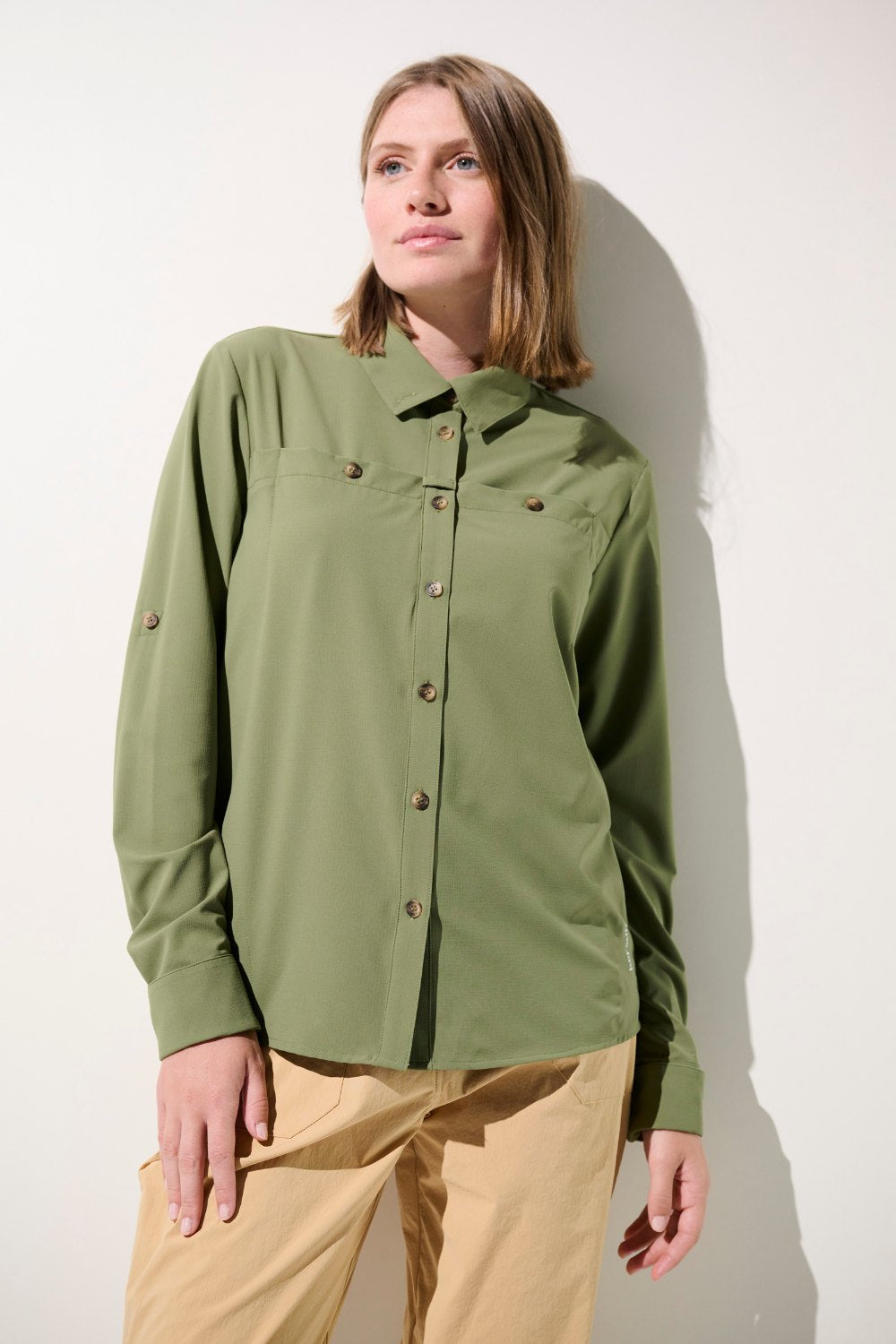 Chemise anti-UV verte pour femme, légère et confortable, idéale pour aventures en plein air, UPF 50+.