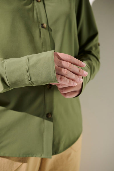 Chemise anti-UV - Sequoia, homme portant une chemise légère olive UPF 50+, idéale pour la randonnée.