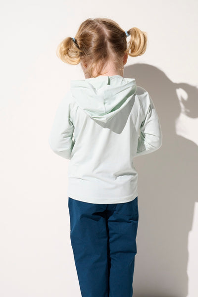 T-shirt anti-UV à capuche - Oasis pour enfant, couleur verte, léger et confortable, offrant une protection solaire UPF 50+.