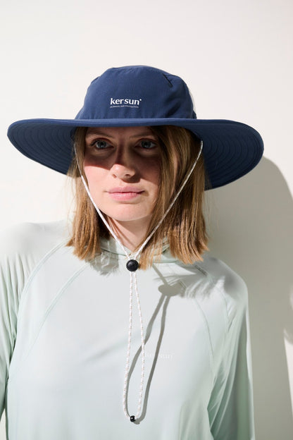 Chapeau anti-UV bleu pour femme de la marque Ker Sun, léger et respirant pour une protection solaire optimale.