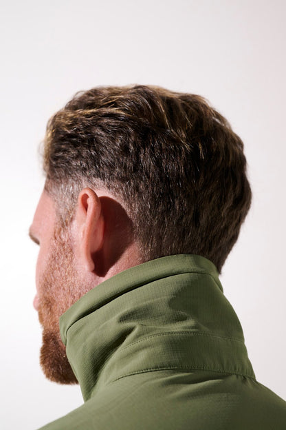 Chemise anti-UV Sequoia verte pour homme, avec col montant, idéale pour les activités de plein air et protection solaire.