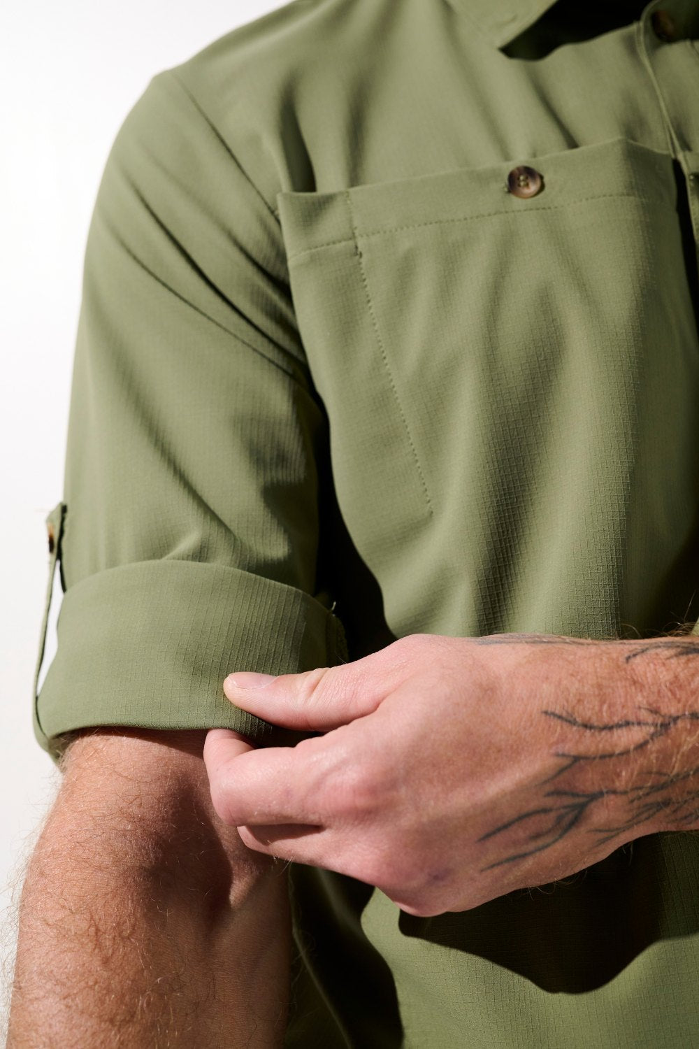 Chemise anti-UV - Sequoia verte pour homme, tissu léger et respirant, idéale pour les activités en plein air.