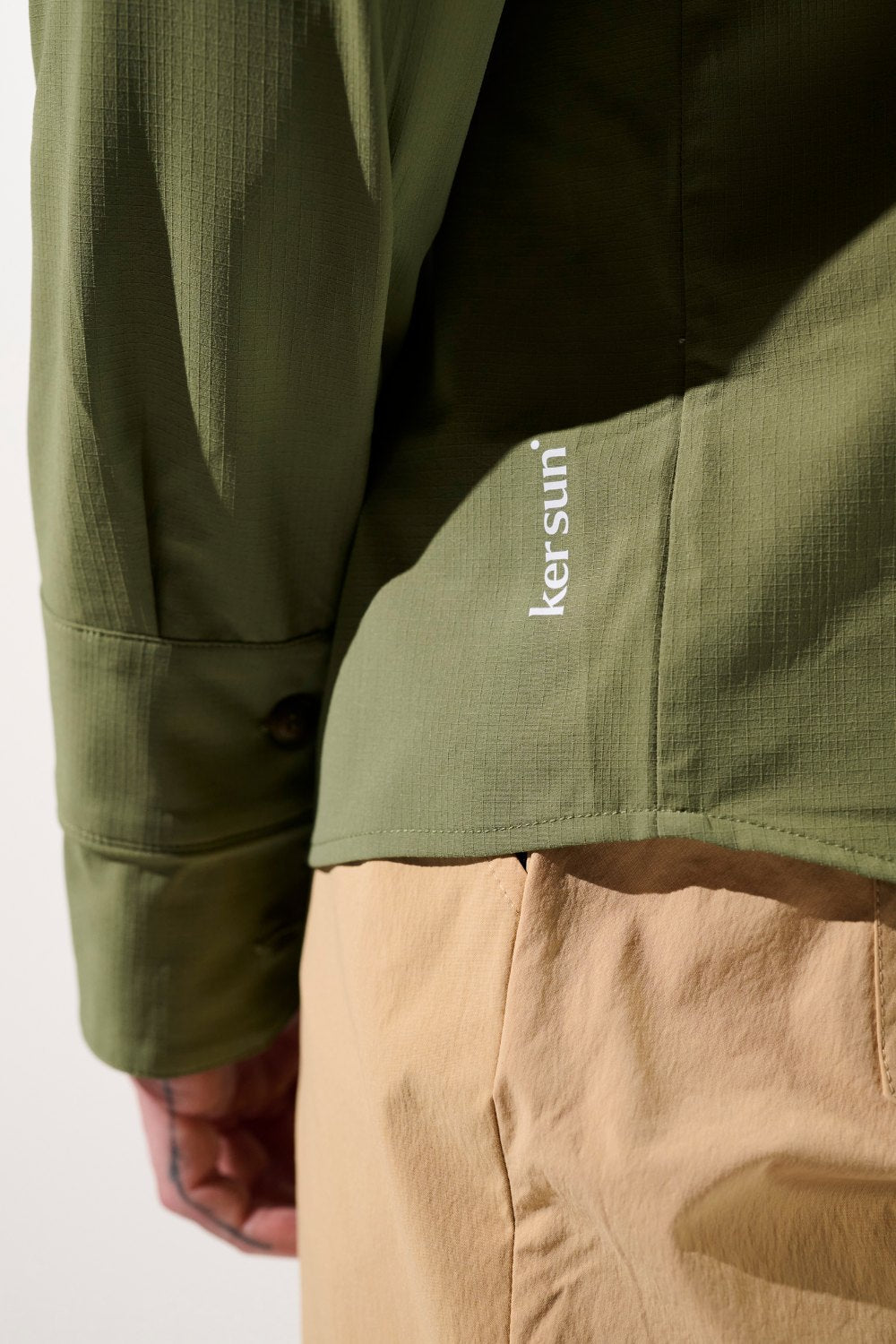 Vue arrière de la chemise anti-UV - Sequoia, couleur olive, marque Ker Sun, manches longues légères et respirantes.