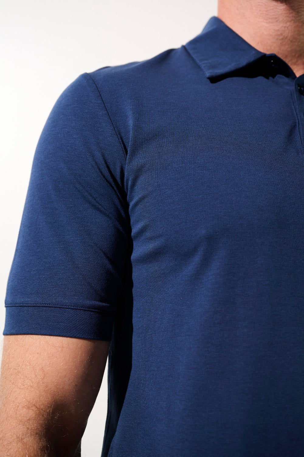 Polo anti-UV bleu homme, léger et élégant, offrant une protection solaire UPF 50+ pour un usage quotidien.