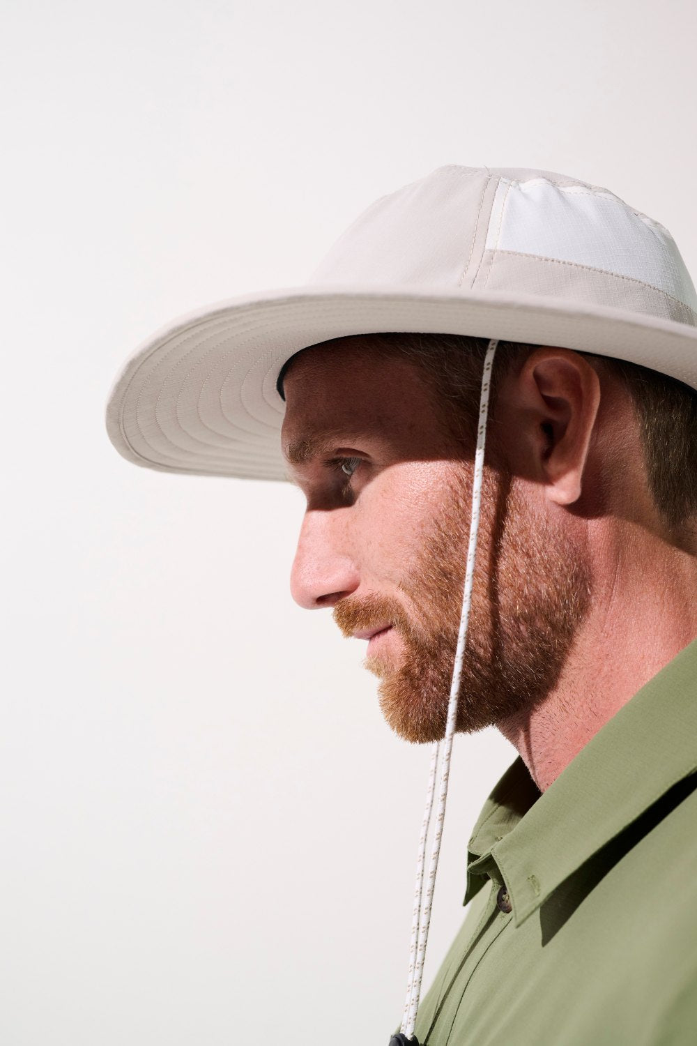 Chapeau anti-UV - Oasis beige pour homme, léger et respirant, offrant protection solaire UPF 50+ lors d'activités extérieures.