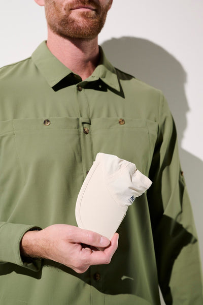 Casquette anti-UV - Sequoia beige, compacte, tenue dans la main d'un homme, idéale pour une protection solaire.