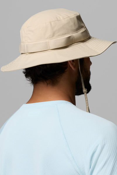 Bob anti-UV packable beige, léger et confortable, idéal pour la protection solaire en plein air.