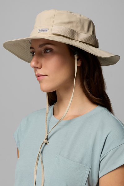Bob anti-UV - Packable beige pour femme, offrant protection solaire UPF 50+ lors d'activités en plein air.