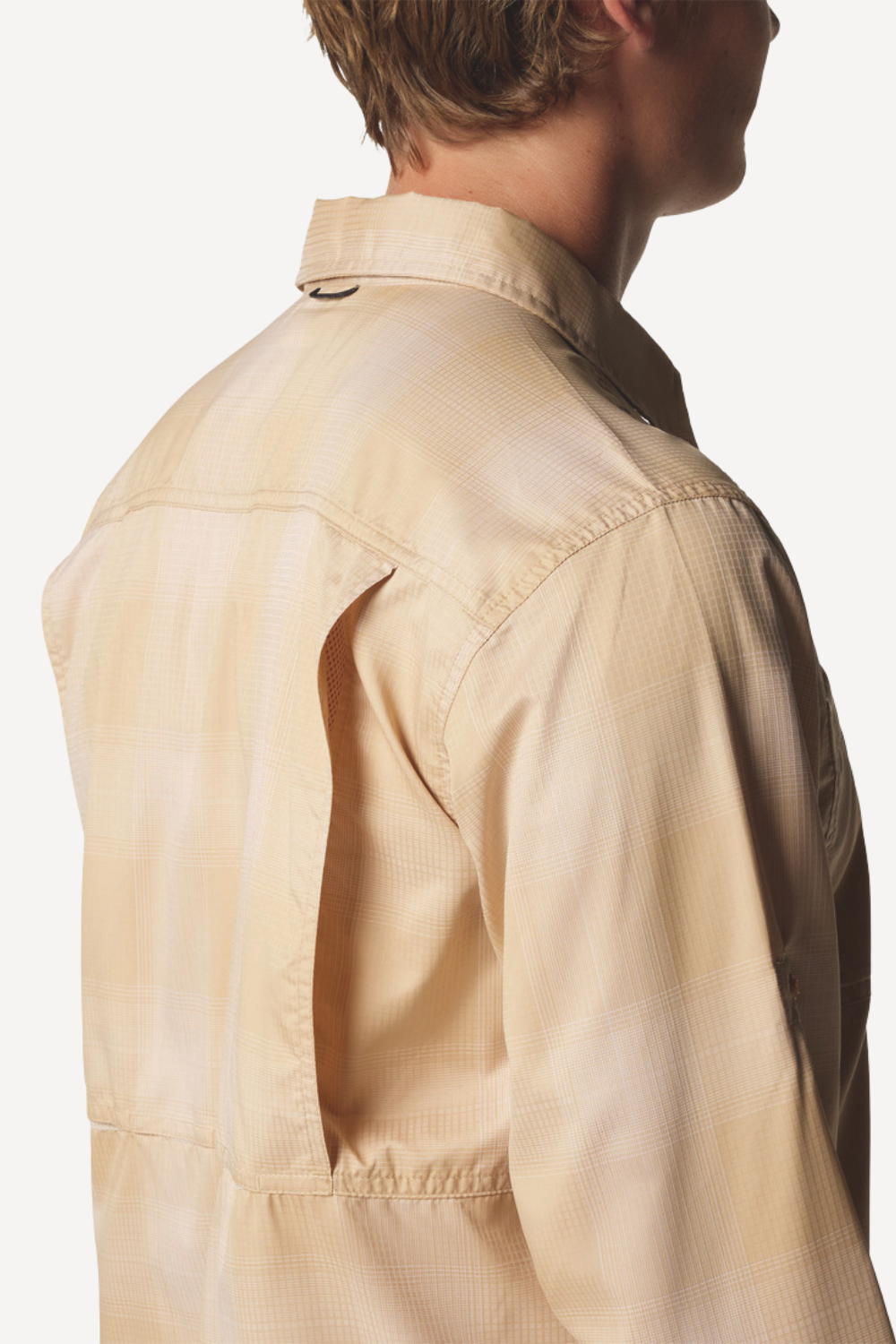 Chemise anti-UV beige pour homme, légère, UPF50+, idéale pour une protection solaire en plein air.