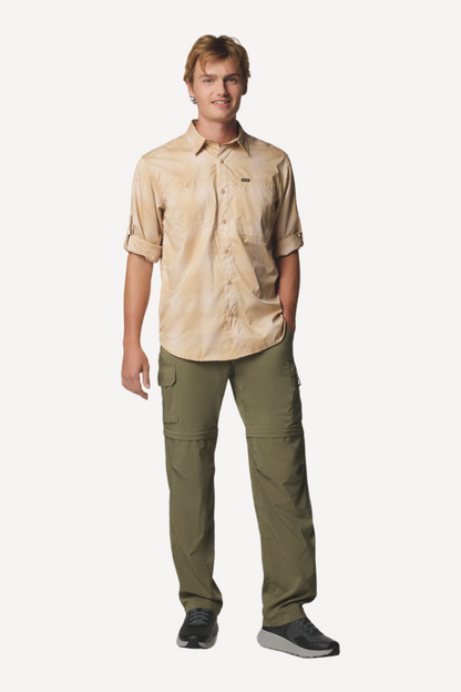 Homme portant une chemise anti-UV beige UPF50+ et un pantalon de randonnée, idéal pour le plein air.