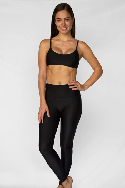 Legging anti-UV noir UPF50+ pour femme, idéal pour la plage et les sports aquatiques, avec ceinture gainante.