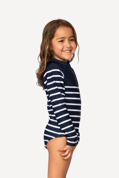 Maillot de bain anti-UV pour fille, rayures marinières, tissu léger UPF 50+, idéal pour la plage.