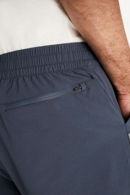 Short anti-UV bleu avec taille élastique, idéal pour les activités en plein air, offrant protection UPF 50+.