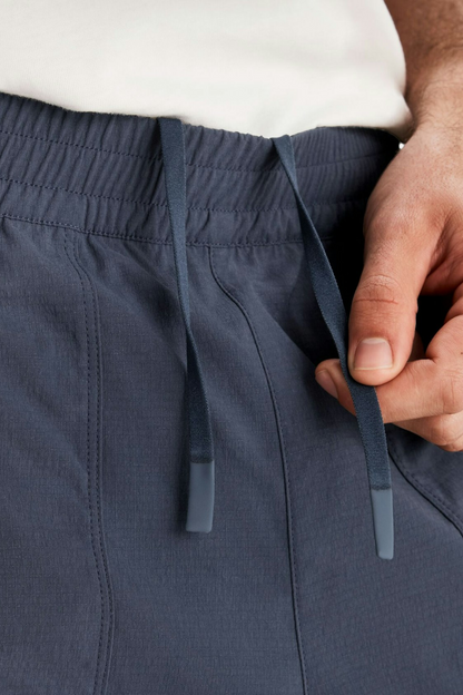 Short anti-UV pour homme, couleur marine, avec cordons de serrage pour un ajustement confortable.