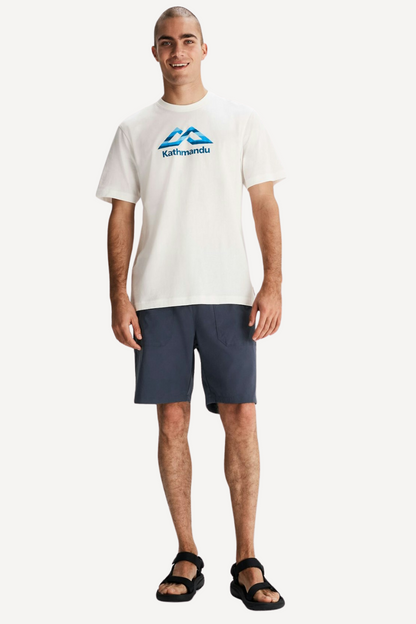 Homme portant un t-shirt blanc anti-UV et un short bleu marine, parfait pour activités en plein air.