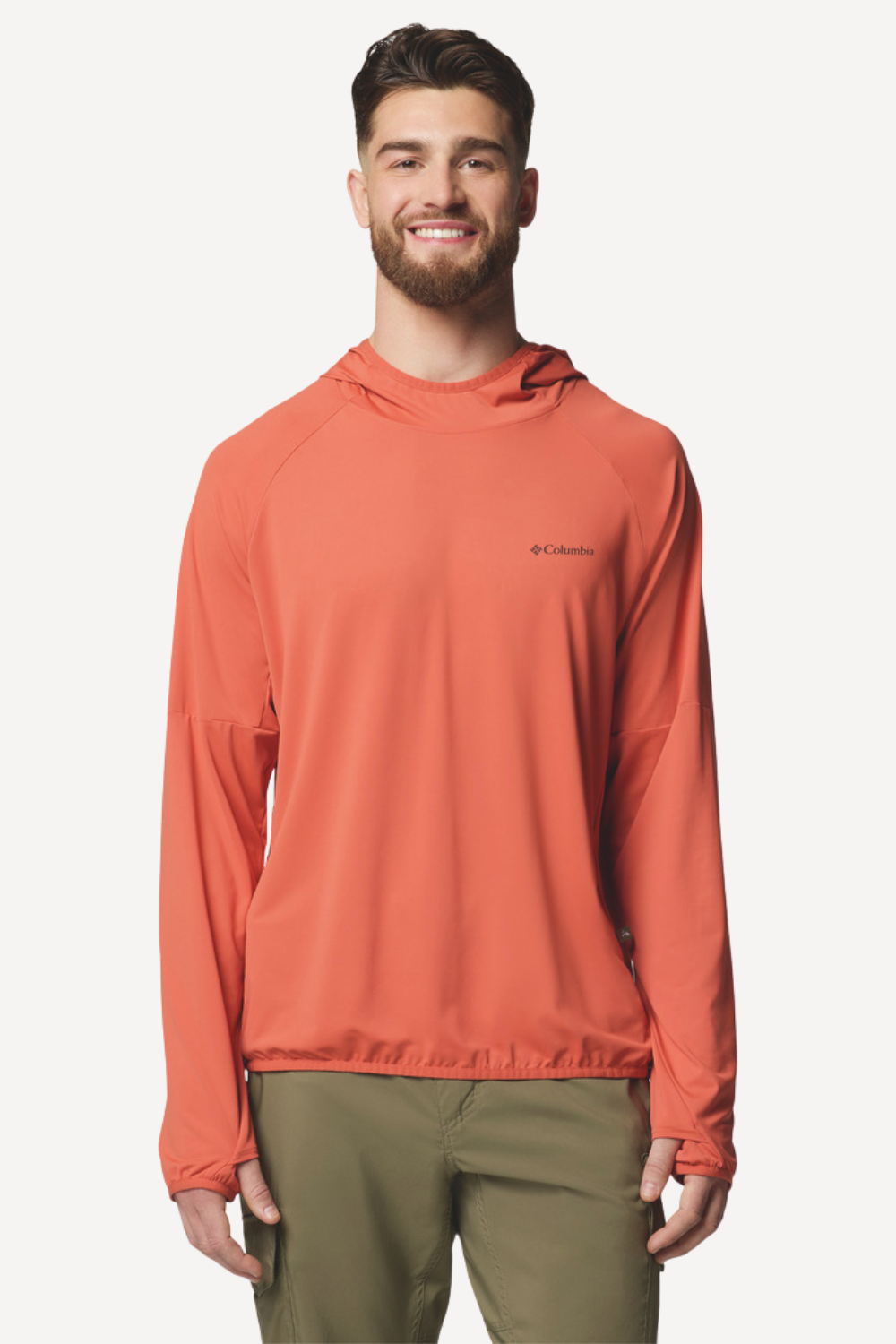 Homme portant un sweat-shirt anti-UV orange de Columbia, léger et respirant, protection solaire UPF 50+.