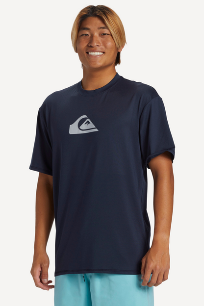 T-shirt de bain anti-UV pour homme, coupe ample, bleu marine, protection solaire UPF 50+, idéal pour les sports aquatiques.