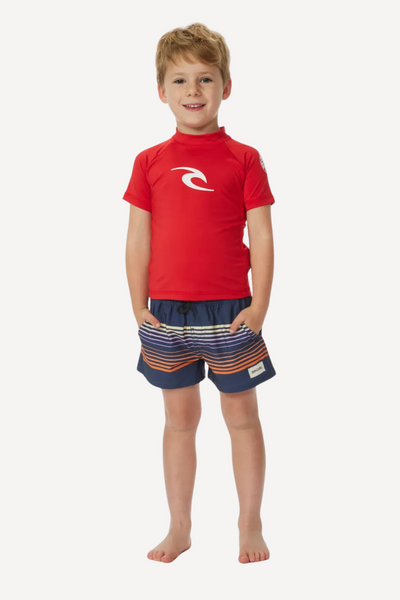 T-shirt de bain anti-UV rouge pour garçon, UPF 50+, idéal pour la plage et les sports aquatiques.