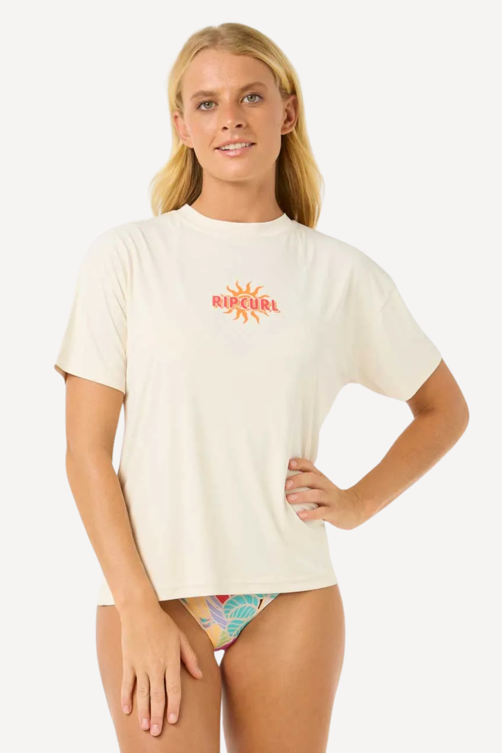 T-shirt anti-UV beige pour femme, coupe décontractée, UPF 50+, idéal pour la plage et les sports aquatiques.