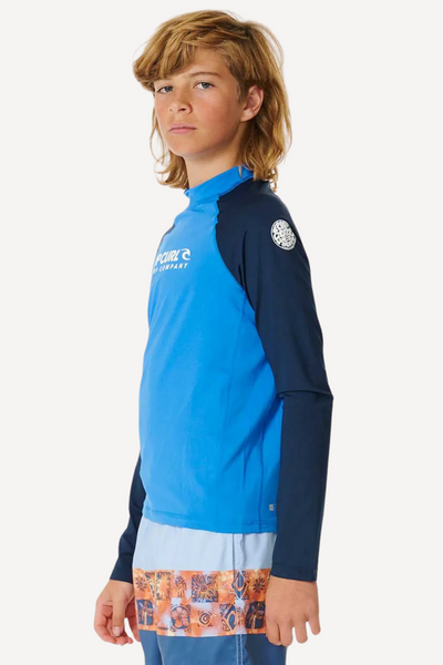 T-shirt de bain anti-UV bleu pour garçon, manches longues, UPF 50+, idéal pour la plage et les sports aquatiques.