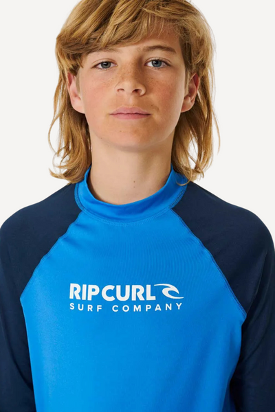 T-shirt de bain anti-UV bleu pour garçon, manches longues, UPF 50+, idéal pour la protection solaire lors des activités nautiques.