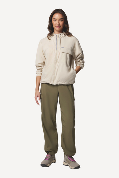 Veste anti-UV Skien Valley beige pour femme, légère et respirante, idéale pour les aventures en plein air et la protection solaire.