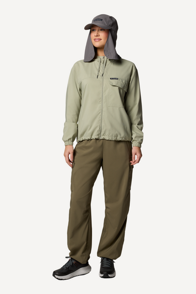 Veste anti-UV verte UPF50+ pour femme, légère et respirante, idéale pour les activités en extérieur.