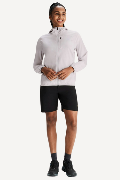 Veste anti-UV légère pour femme, coloris clair, idéale pour randonnées, tissu UPF 50+, respirante et élégante.