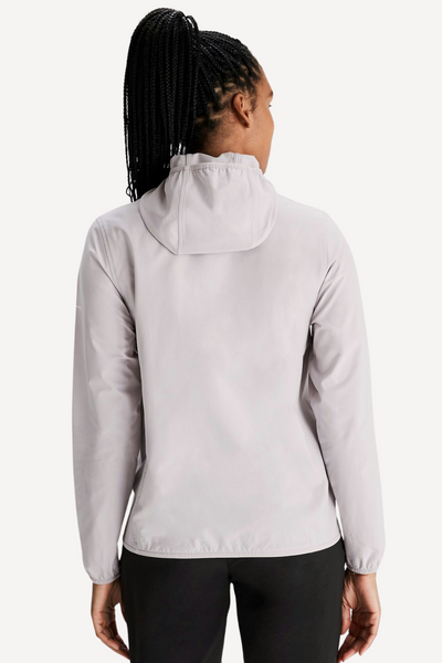 Veste anti-UV femme, légère et respirante, couleur gris clair, idéale pour randonnées au soleil avec tissu UPF 50+.