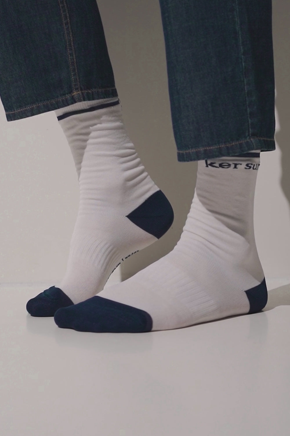 Chaussettes anti-UV Mojave blanches et bleues UPF 50+ pour homme, légères et confortables au quotidien.