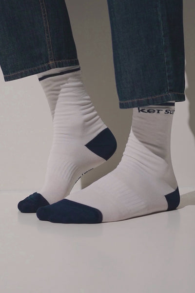 Chaussettes anti-UV Mojave blanches et bleues UPF 50+ pour homme, légères et confortables au quotidien.