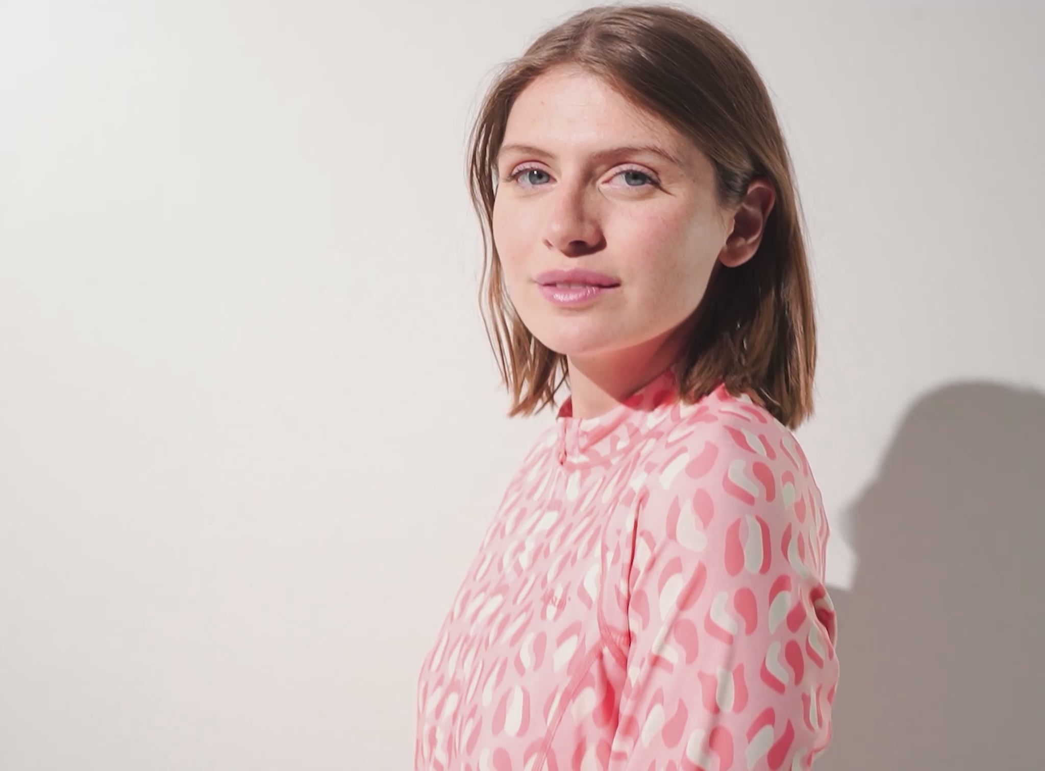 Video laden: UV-Schutzkleidung für Damen, zertifiziert mit UPF 50+ für ausgezeichneten Sonnenschutz